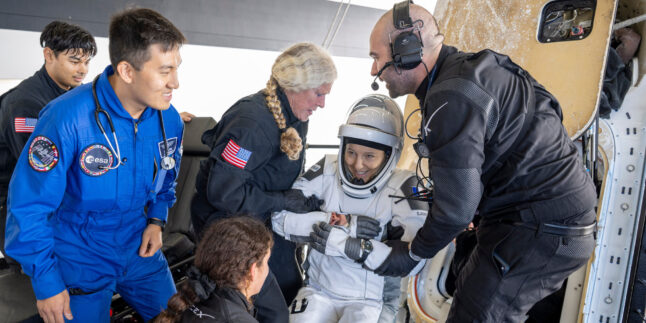 ESA-Astronautin Sophie Adenot wird nach ihrer Rückkehr von der ISS aus der Crew-Dragon-Kapsel unterstützt.