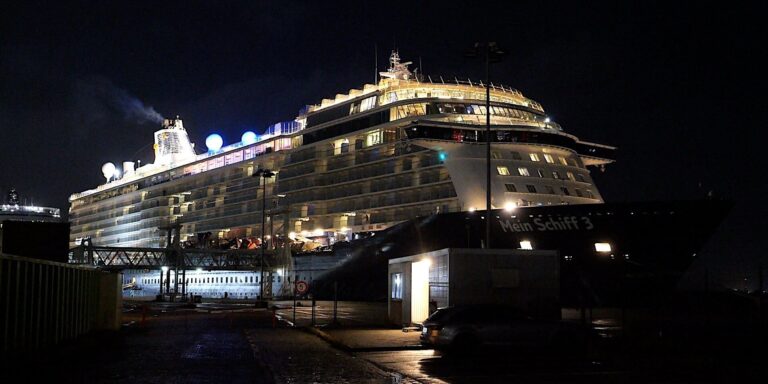 Trotz Schlepperhilfe: „Mein Schiff 3“ rammt zwei Frachter: Rettungsboote beschädigt