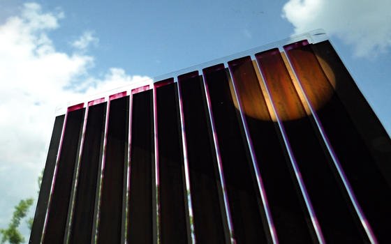 Organische Solarzellen in Glas von der Rolle halten länger