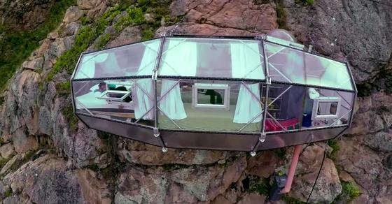 Hotelzimmer hängt in 400 Metern Höhe in der Steilwand