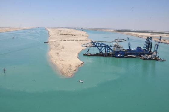 Erste Containerschiffe passieren Ägyptens neuen Suezkanal