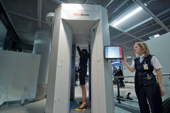 Körperscanner übersehen Gegenstände in Schuhen und Strümpfen