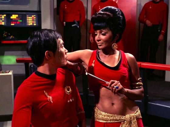 Lieutenant Uhura vom Raumschiff Enterprise fliegt zur Stratosphäre