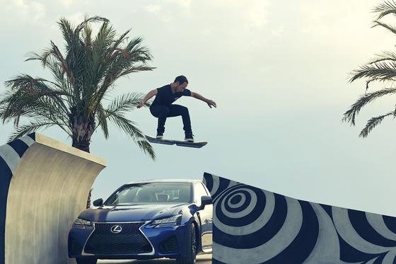 Skateboarder fliegt in Barcelona auf Hoverboard von Lexus