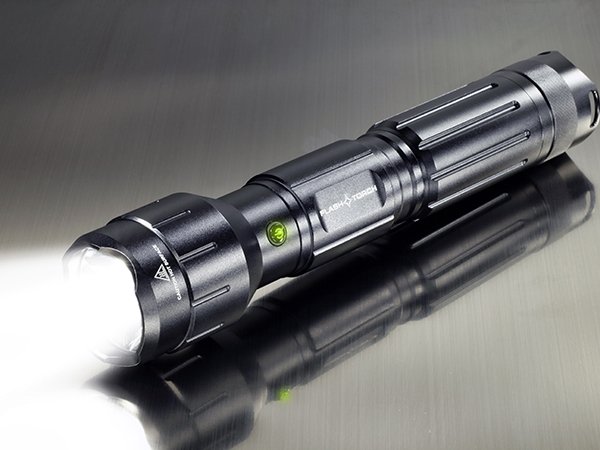 Auch zum Feuer machen gut: Taschenlampe mit 4.100 Lumen