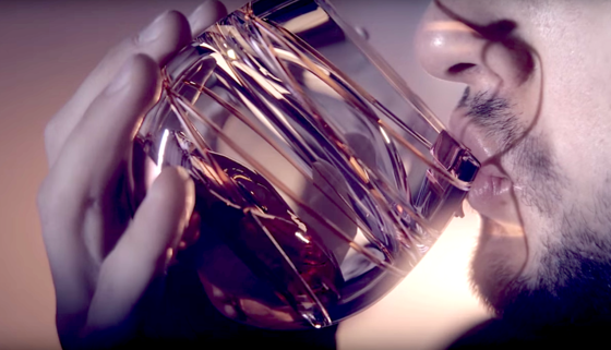 So trinkt man Whisky in der Schwerelosigkeit