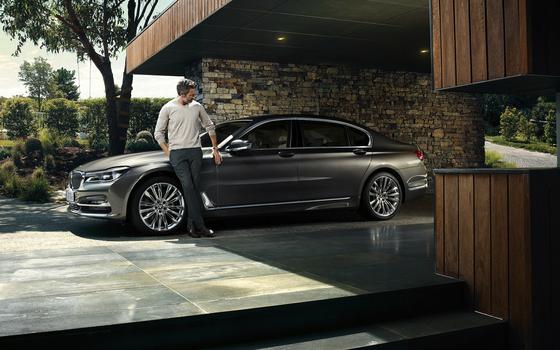 Der neue 7er BMW empfängt Fahrer mit Lichtteppich