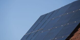 PV-Modul auf einem Dach.