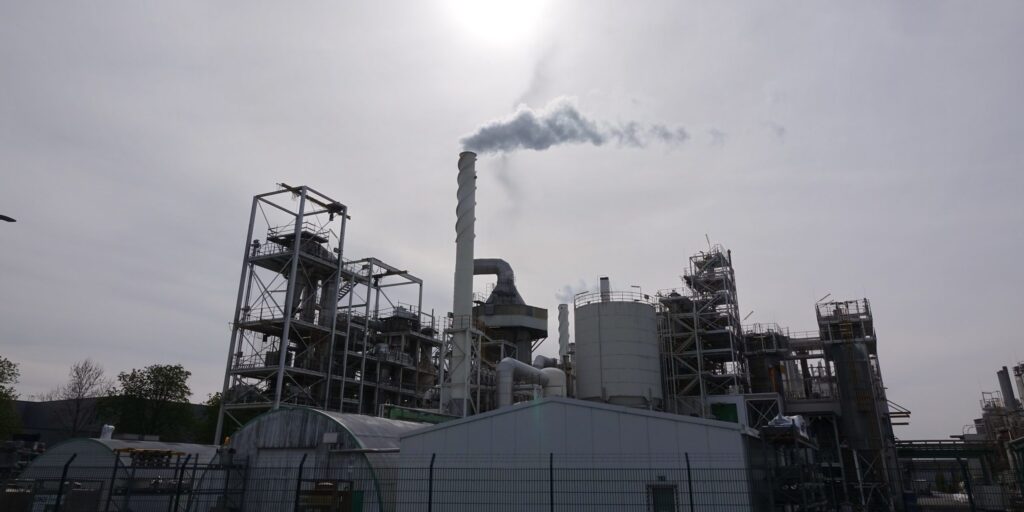 Industrieanlage mit rauchendem Schlot