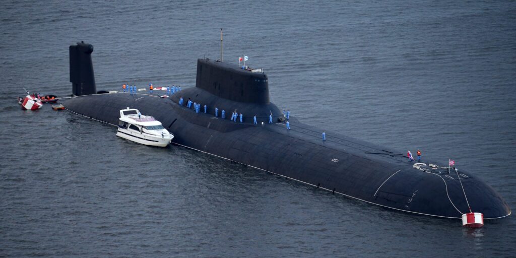 Das Atom-U-Boot TK-208 Dmitry Donskoy der russischen Marine läuft in den Marinestützpunkt Leningrad ein. Es war das Leitschiff der Typhoon-Klasse