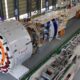 Große Tunnelbohrmaschine mit Schneidrad in einer chinesischen Produktionshalle.