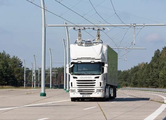 Wie Züge: Elektro-Lkws sollen mit Oberleitungen fahren
