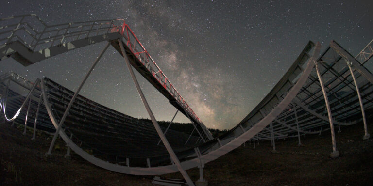 Ein Signal aus der Tiefe des Universums und eine Spur zur Dunklen Energie