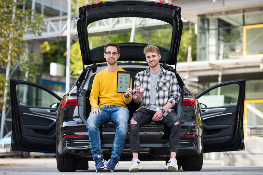 Die beiden App-Entwickler im Auto