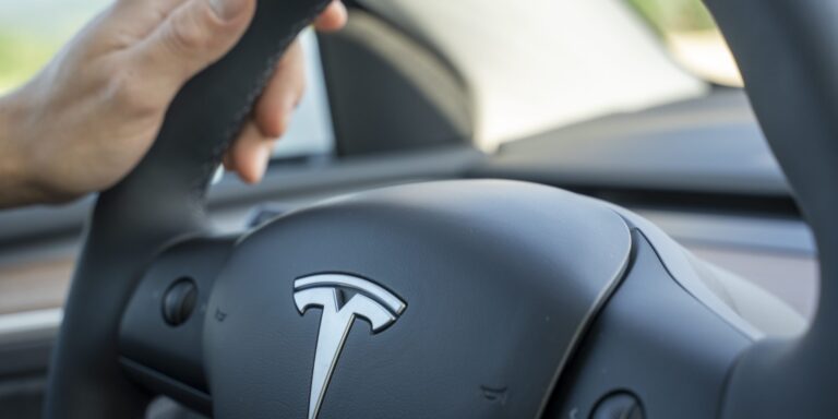 Tesla, VW und ZF verlieren Ansehen bei Studierenden