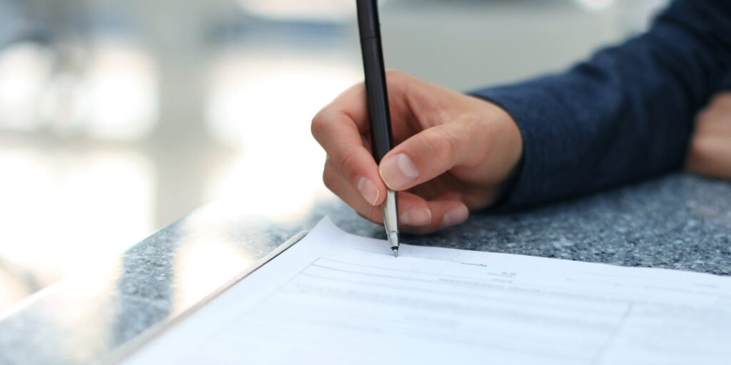 Arbeitszeugnis selbst schreiben: Formulierungen und Beispiele