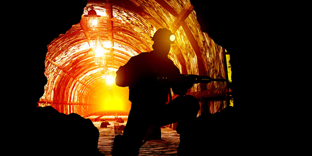 Silhouette eines Mannes vor rot glühender Mine
