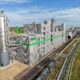 Luftaufnahme eines mehrstöckigen grauen Industriegebäudes