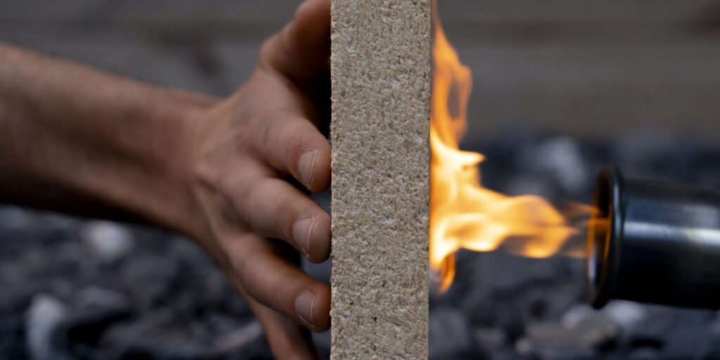 Das Material aus Sägemehl und Struvit bietet einen sehr guten Brandschutz.