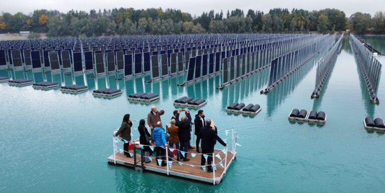Bayern: So funktioniert die erste vertikale Floating-PV der Welt