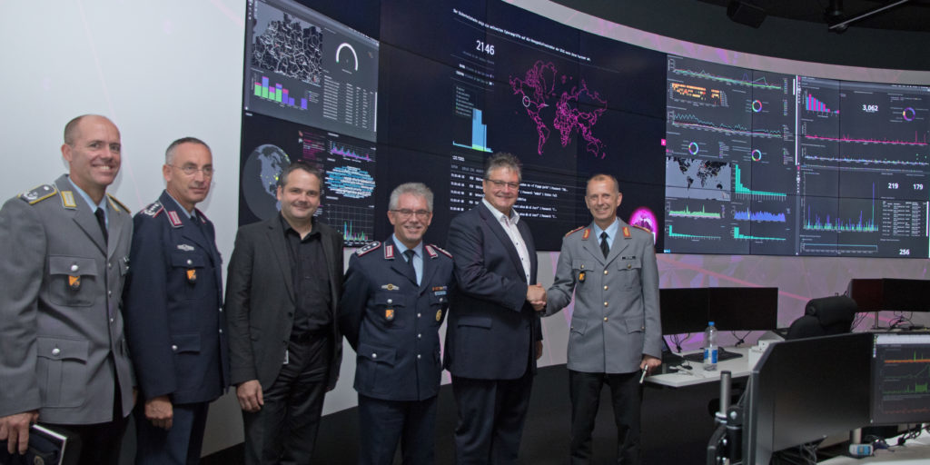 Bundeswehrvertreter beim Besuch des SOC Telekom