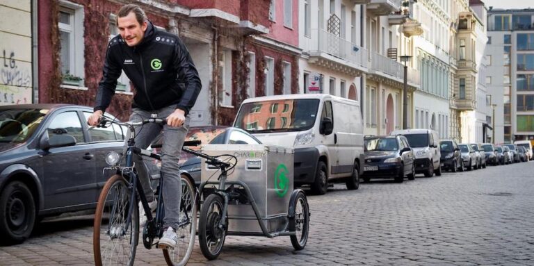 Fahrradkurier lädt Elektroautos auf