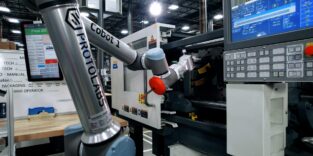 Cobot an einer Spritzgussmaschine