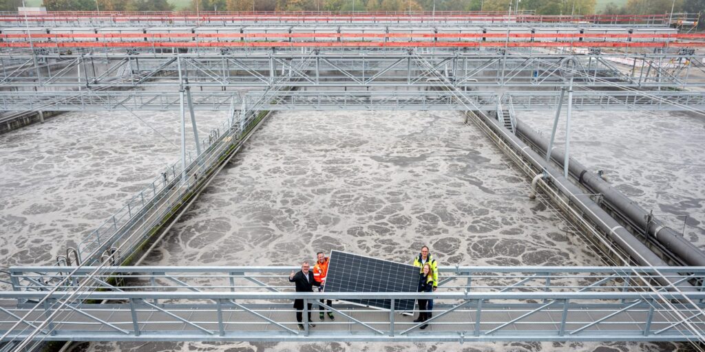 Stuttgart baut Deutschlands größtes Solarfaltdach – es lässt sich bei Unwetter einfahren