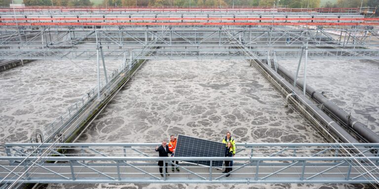 Stuttgart baut Deutschlands größtes Solarfaltdach – es lässt sich bei Unwetter einfahren