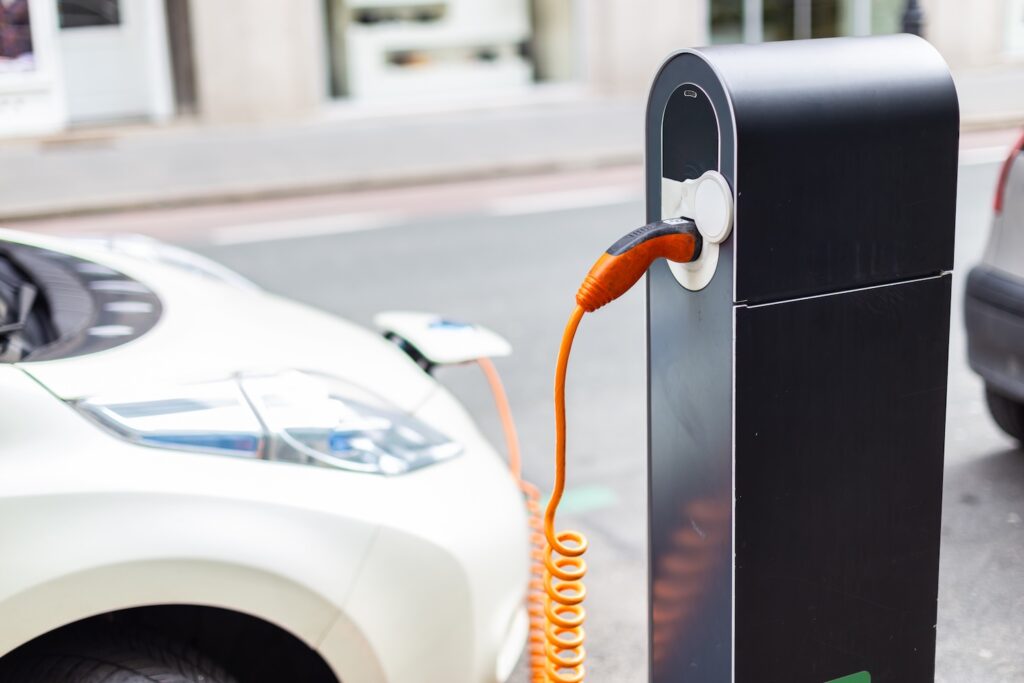 E-Auto an einer Ladesäule in der Stadt.