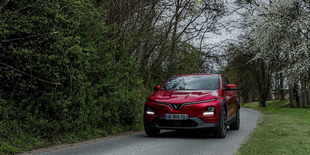 Modell VF6 von VinFast in rot auf einer Straße