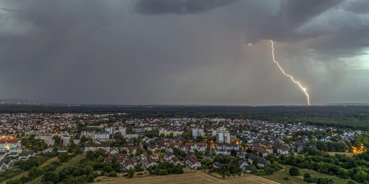 Gewitter mit Blitz über einer Stadt.