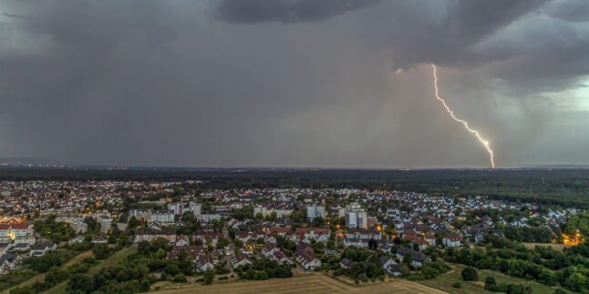 Gewitter mit Blitz über einer Stadt.