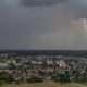Gewitter mit Blitz über einer Stadt.