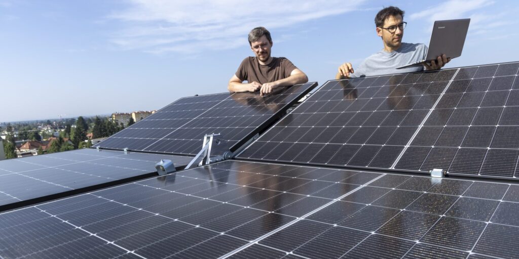 Armin Buchroithner (rechts) und Thomas Neubauer neben der Flaptrack-Demonstrationsanlage für faltbare Solarmodule