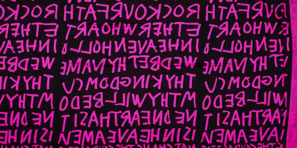 Ein Stück Spandex-Stoff mit DayGlo-pinkem Graffiti von Designer Stephen Sprouse