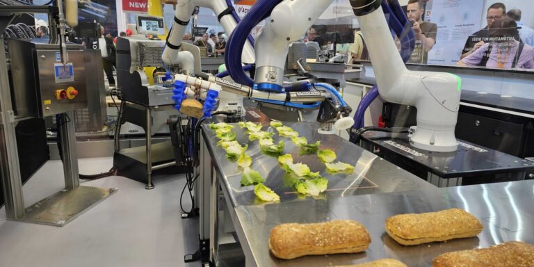 Automatica: Roboter belegen Brote und kochen Pasta