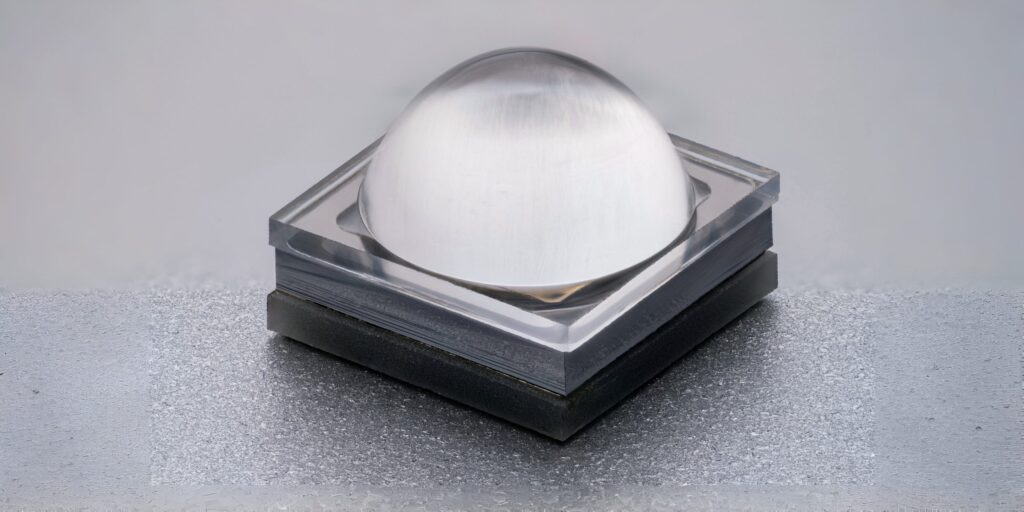 Nahaufnahme einer Fern-UVC-LED mit kuppelförmiger Linse auf einem quadratischen Metallgehäuse.