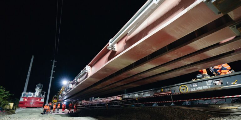Fünf Stunden für 73,5 t Stahl: ÖBB heben Hilfsbrücke in Wien ein