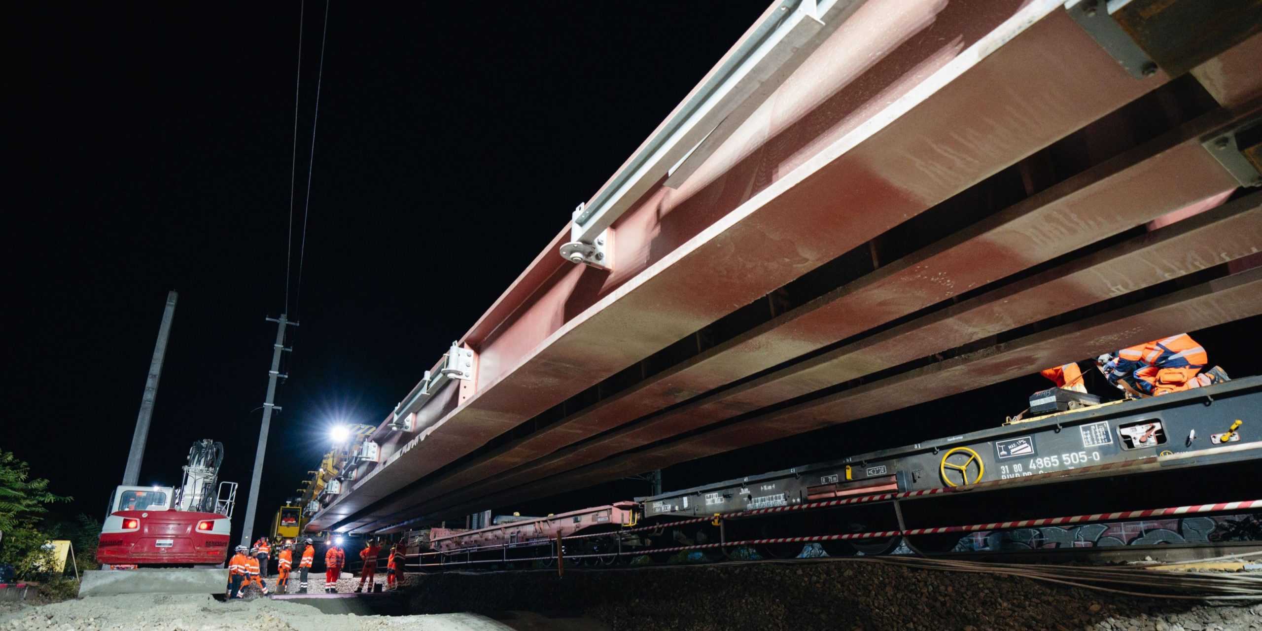 Fünf Stunden für 73,5 t Stahl: ÖBB heben Hilfsbrücke in Wien ein