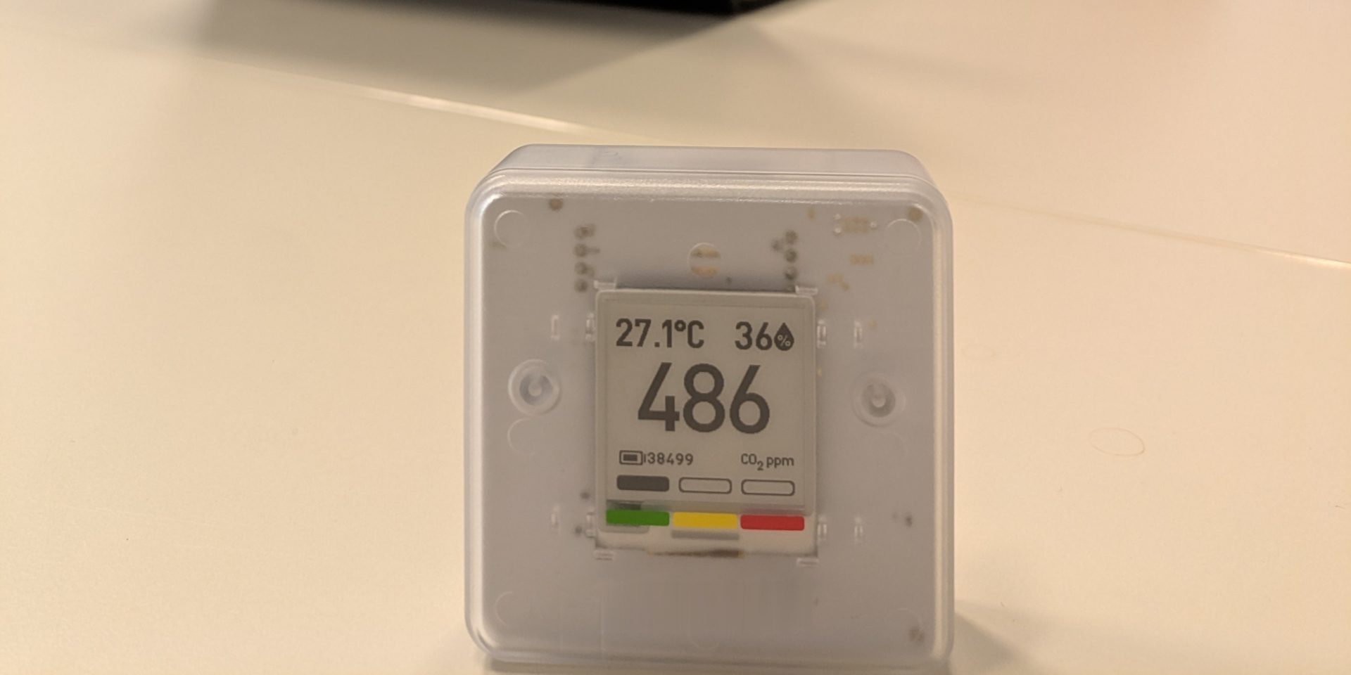 Wie Temperatur, Feuchte und Luftbewegung die Innenraumluftqualität beeinflussen