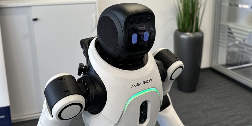 Humanoider Roboter von Agibot in Büro in Lemgo