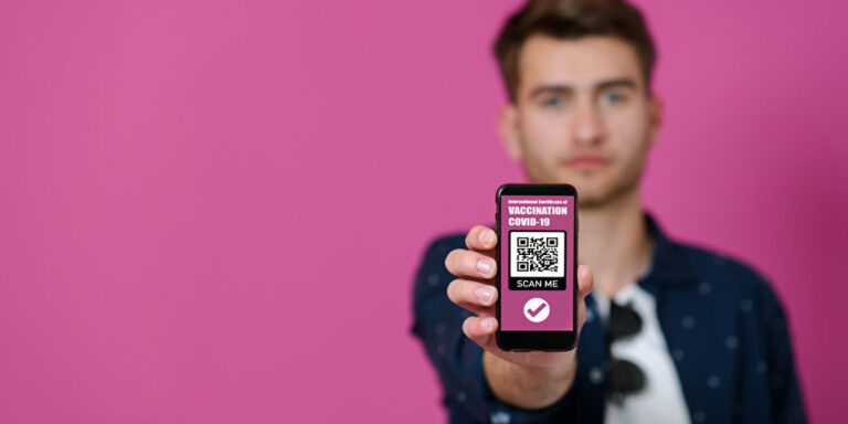 Arbeitgeber darf Impfstatus abfragen: Droht Kündigung, wenn man sich weigert?