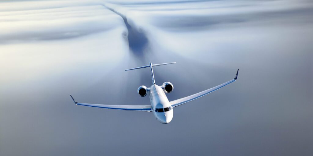 Bombardier Global 8000 im Flug mit Kondensstreifen – schnellstes Zivilflugzeug der Welt