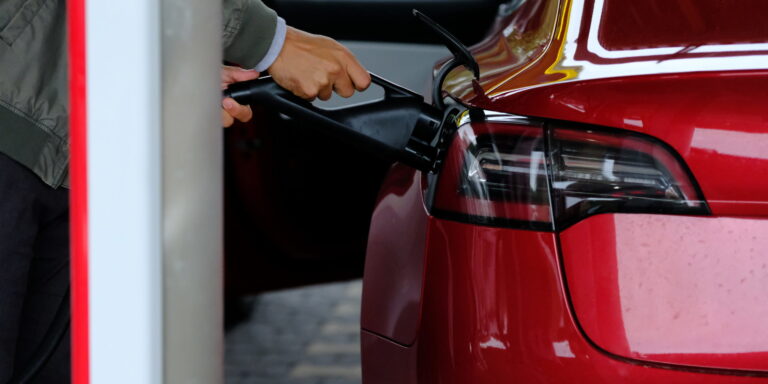 E-Auto: VW hängt erstmals Tesla ab