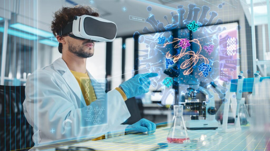 Ein Wissenschaftler in weißem Laborkittel und mit VR-Brille arbeitet in einem Labor und bedient eine holografische 3D-Darstellung eines Virus bzw. Bakteriums, umgeben von digitalen Analyse- und Datenanzeigen; im Vordergrund stehen Laborgeräte wie Reagenzgläser und ein Kolben.