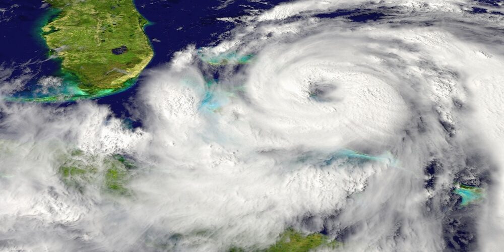 Satellitenbild eines Wibelsturms, der sich fortbewegt.