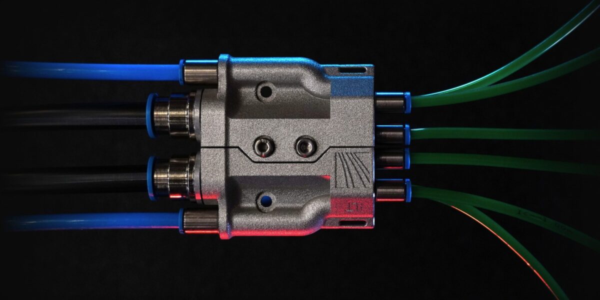 Der am Fraunhofer ILT entwickelte Fluidic Powder Switch stoppt den Pulverstrom in Millisekunden direkt an der Düse, verschleißfrei und ohne bewegliche Teile. Foto: Fraunhofer ILT, Aachen.