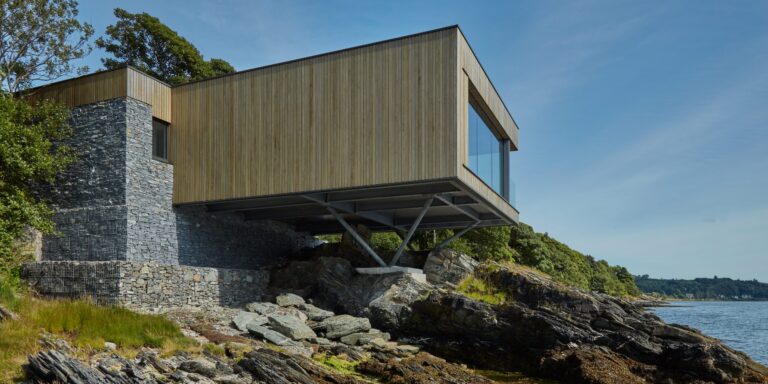 Rock Cove – Das Haus aus Kebony-Holz, das über dem Meer schwebt