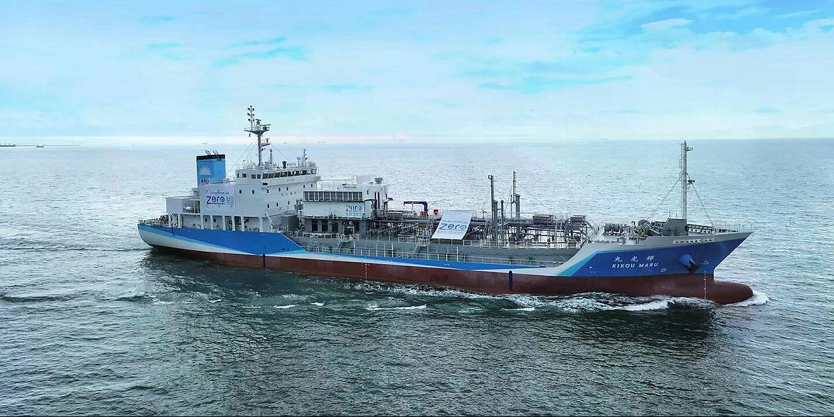 Tanker in Fahrt auf See